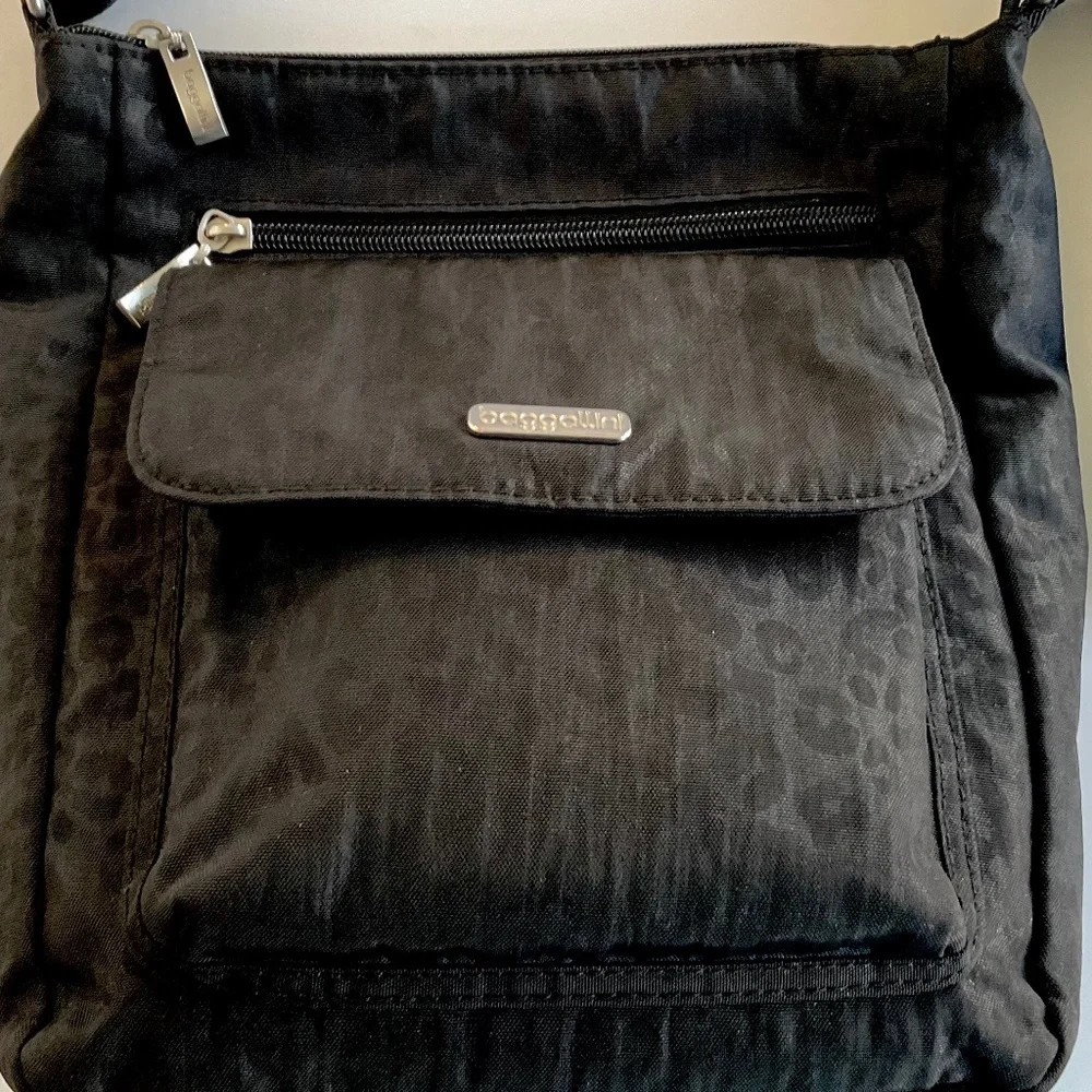 BAGGALLINI Crossbody Black w/Cheetah Pattern Lightweight